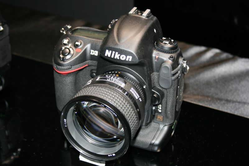 Illustration for article titled Hands On D3 and D300 Impressions: Beefy and Beautiful